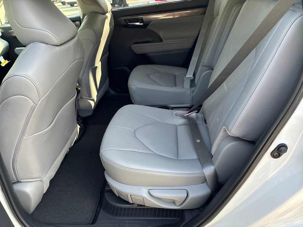 New 2026 Toyota Highlander Platinum AWD/4WD image 16