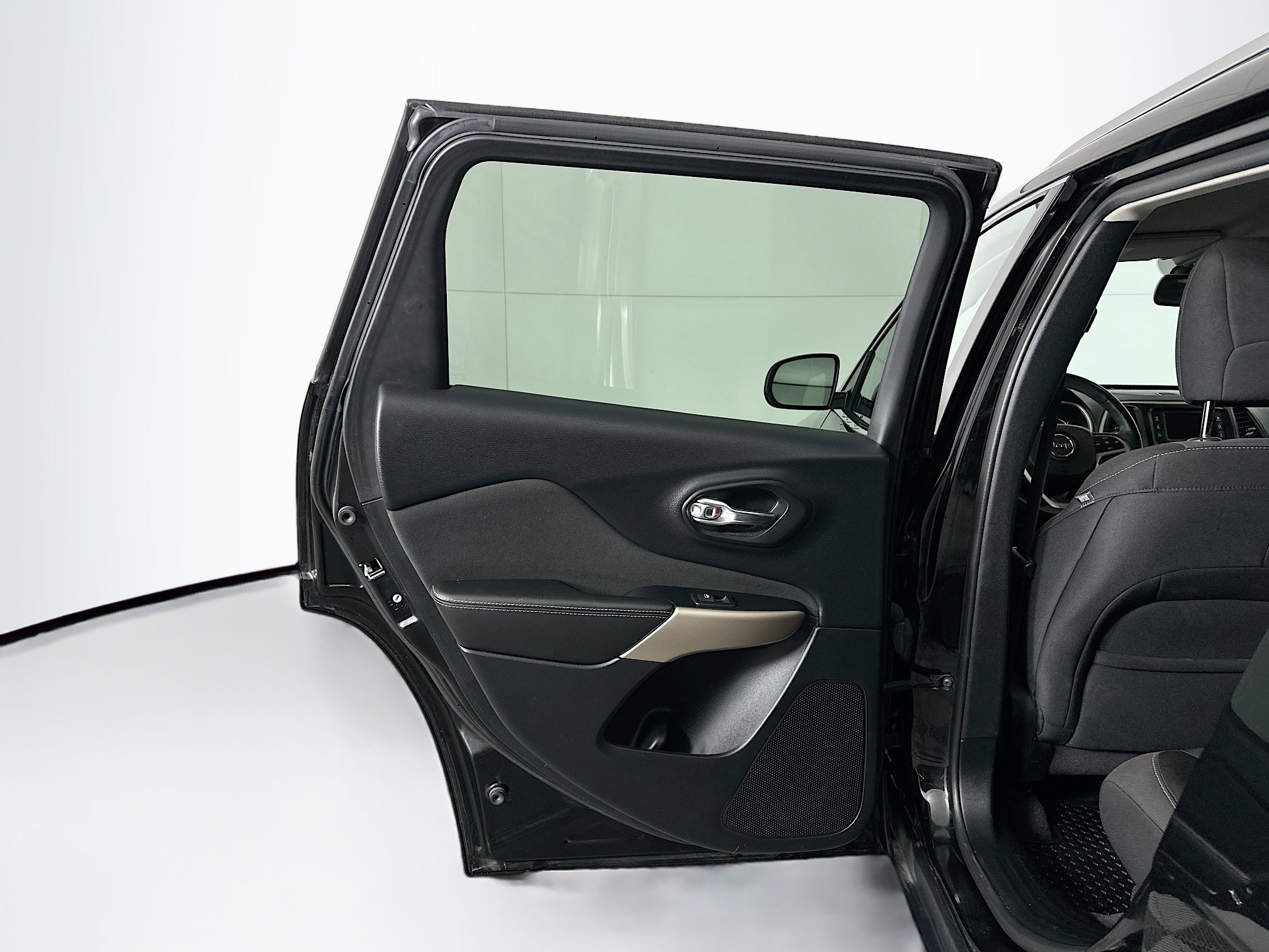 Used 2017 Jeep Cherokee Latitude w/ Cold Weather Group image 25