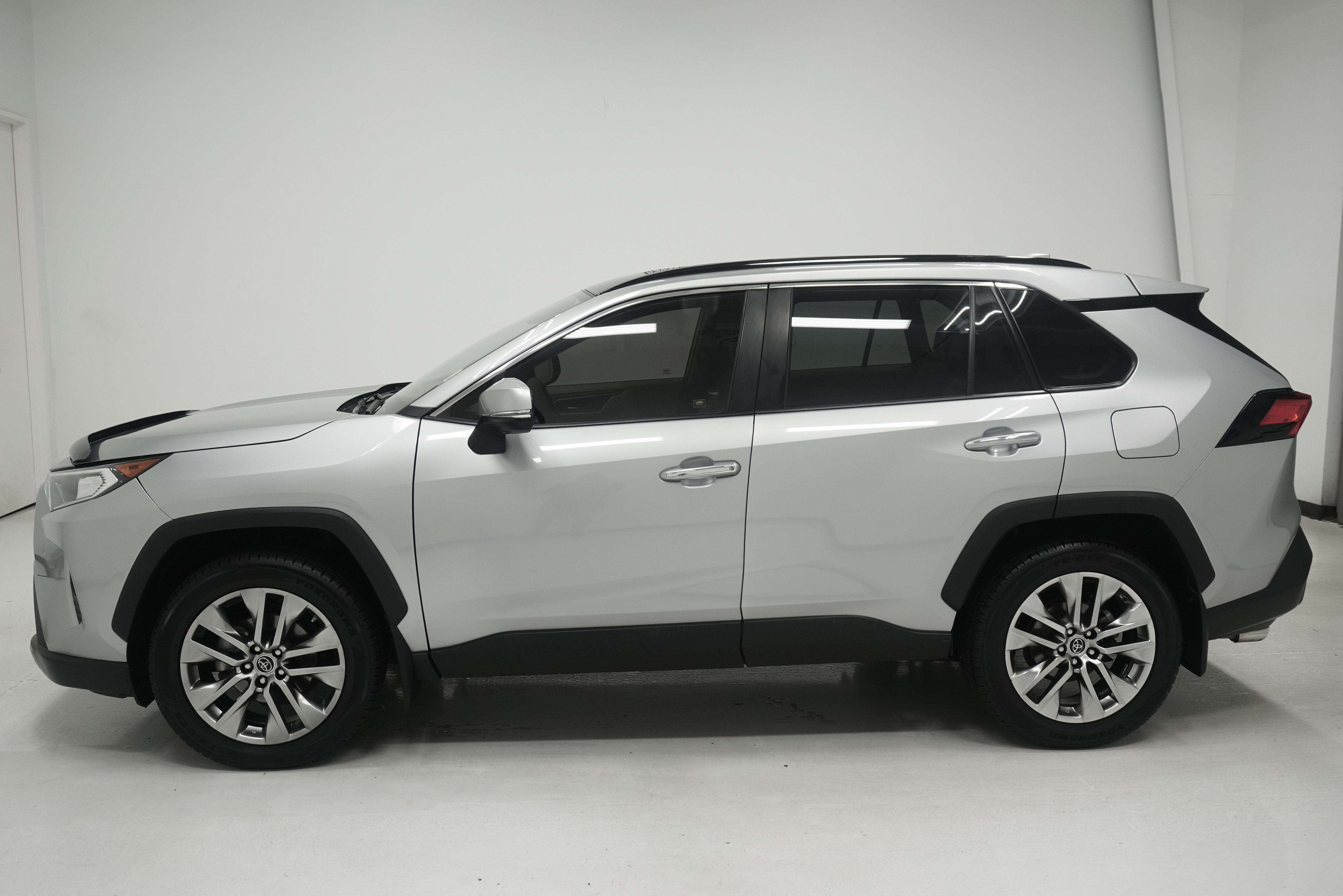 Used 2019 Toyota RAV4 Limited w/ Advanced Technology Package AWD/4WD image 7