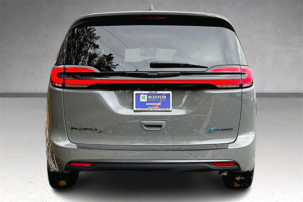 Used 2022 Chrysler Pacifica Limited w/ Uconnect Theater Family Group image 5