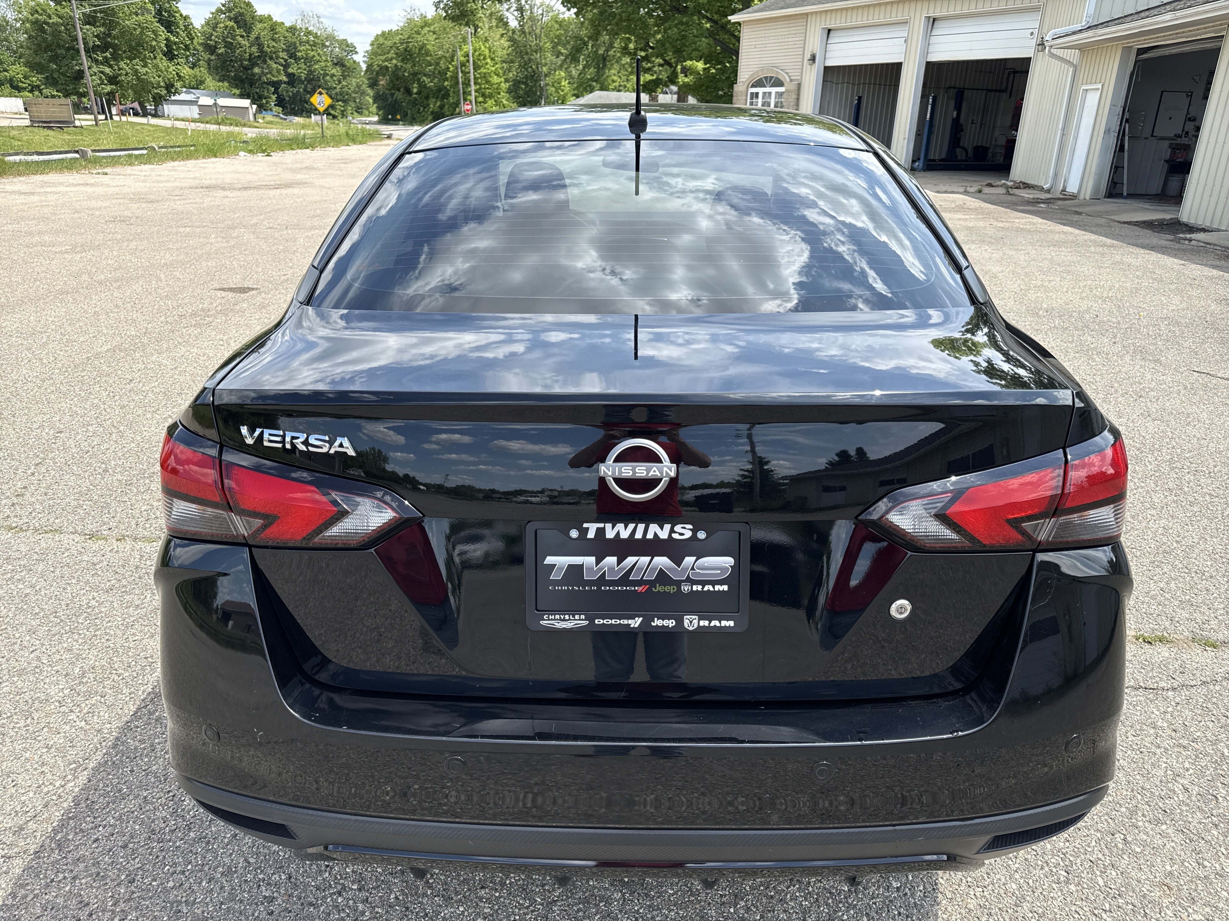 Used 2023 Nissan Versa S w/ Trunk Package FWD image 4
