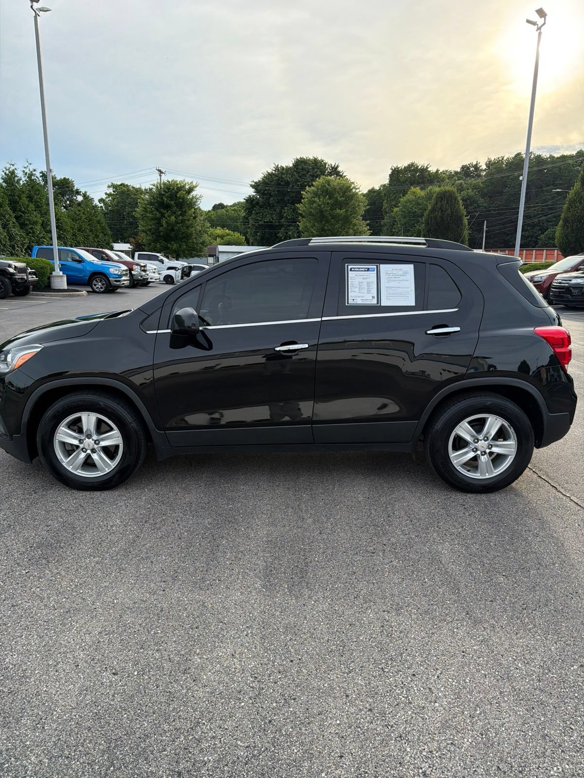 Used 2019 Chevrolet Trax LT w/ LT Convenience Package FWD image 2