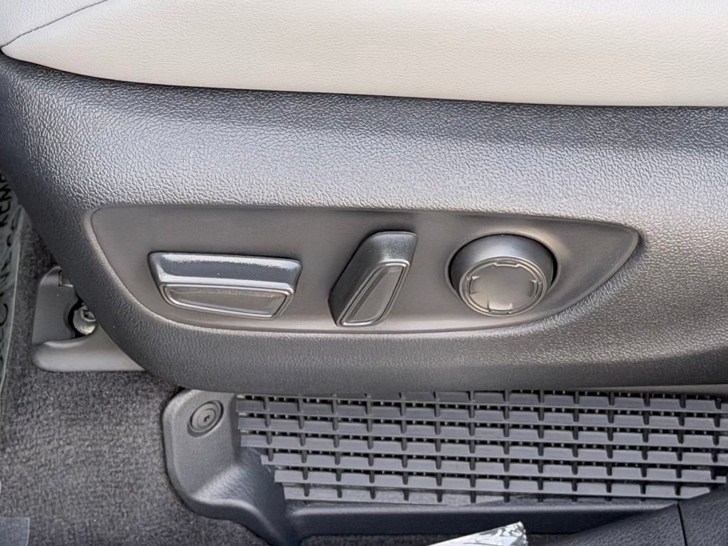 Used 2026 Toyota Sienna XLE FWD image 19