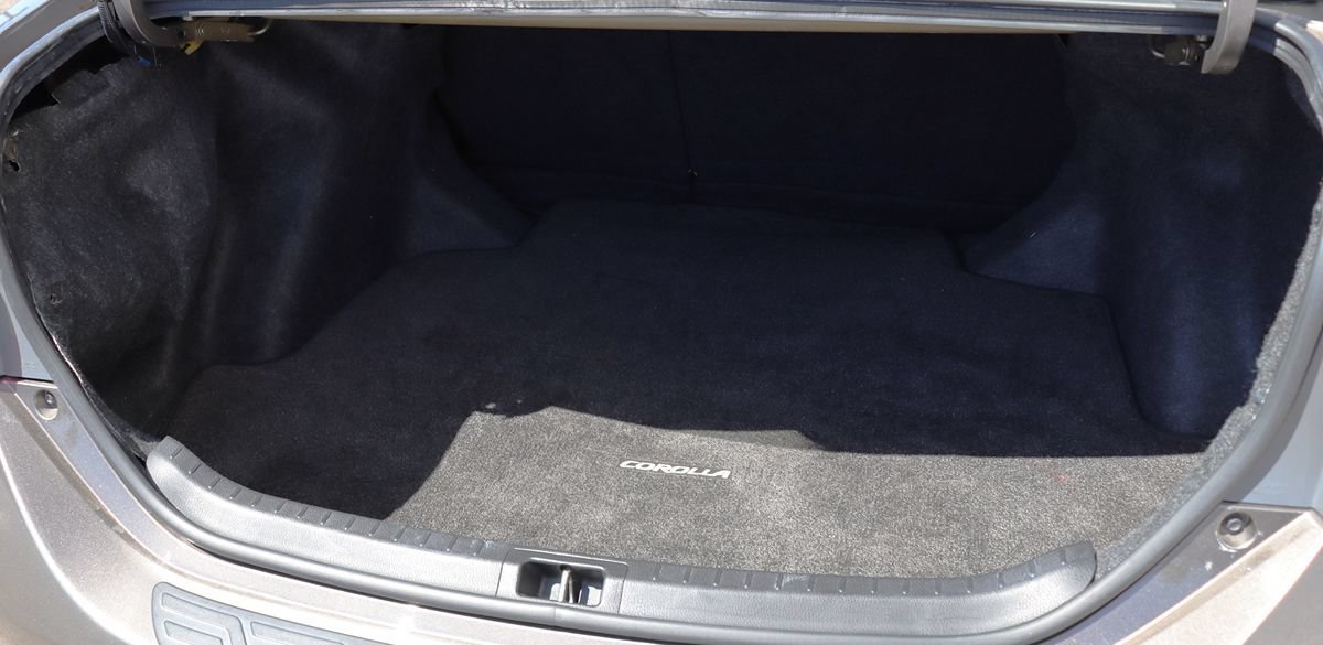 Used 2018 Toyota Corolla LE w/ Carpet Mat Package (TMS) FWD image 23