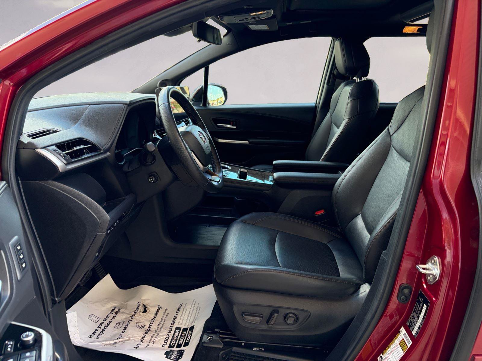 Used 2025 Toyota Sienna Platinum FWD image 9
