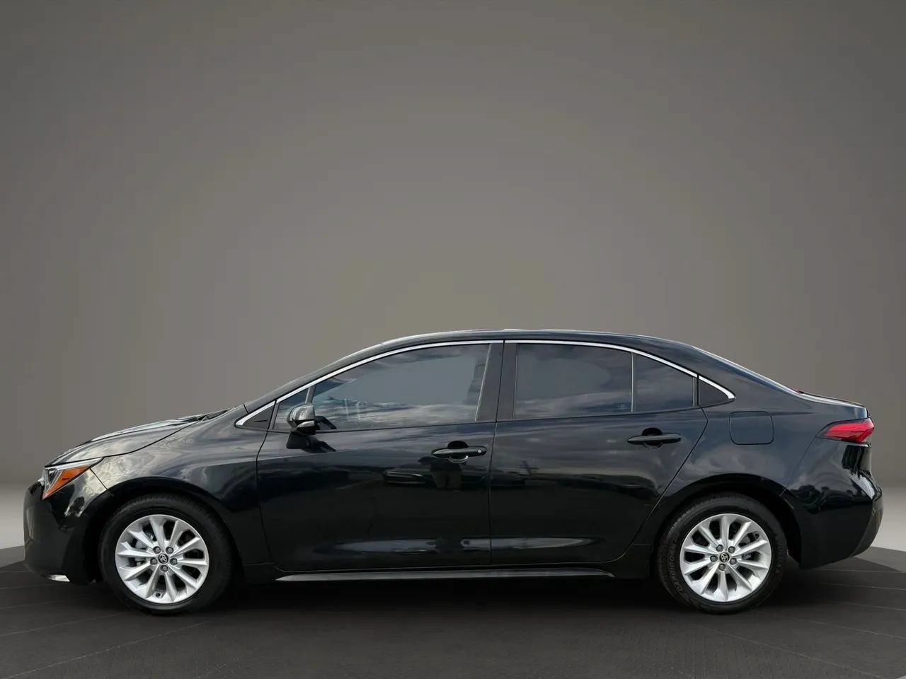 Used 2022 Toyota Corolla XLE FWD image 4
