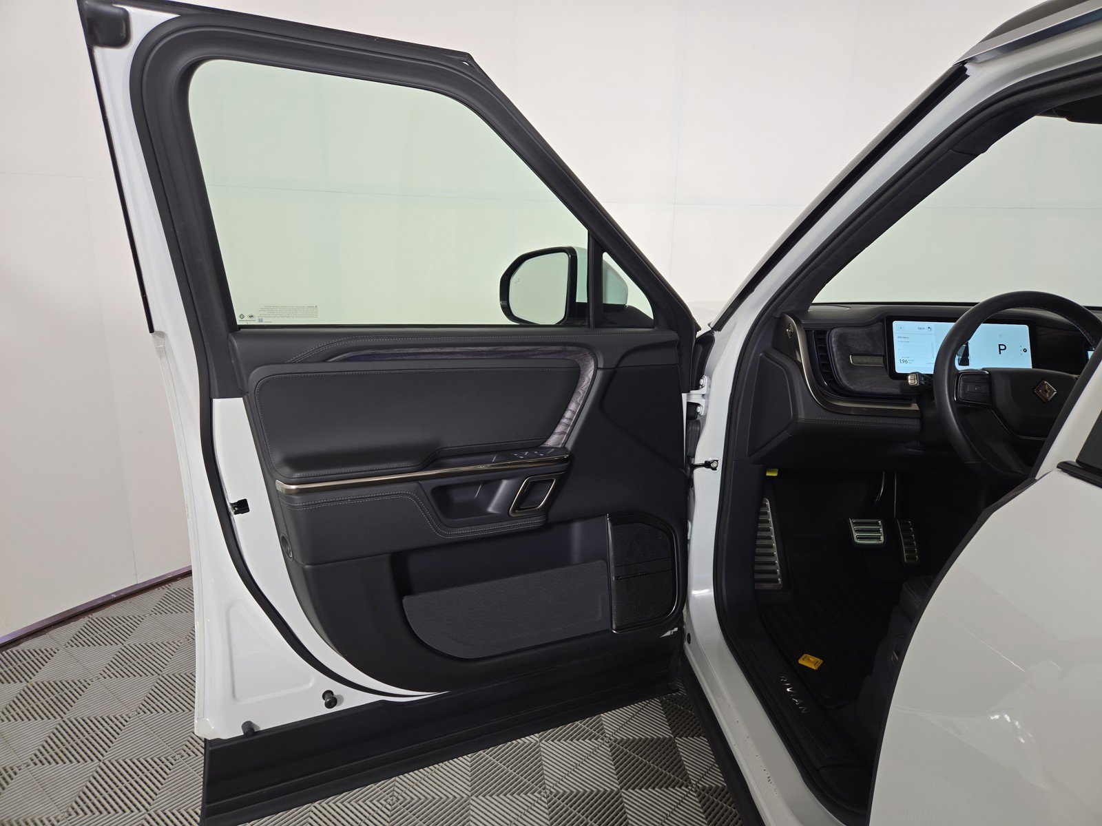 Used 2022 Rivian R1S Launch Edition image 16