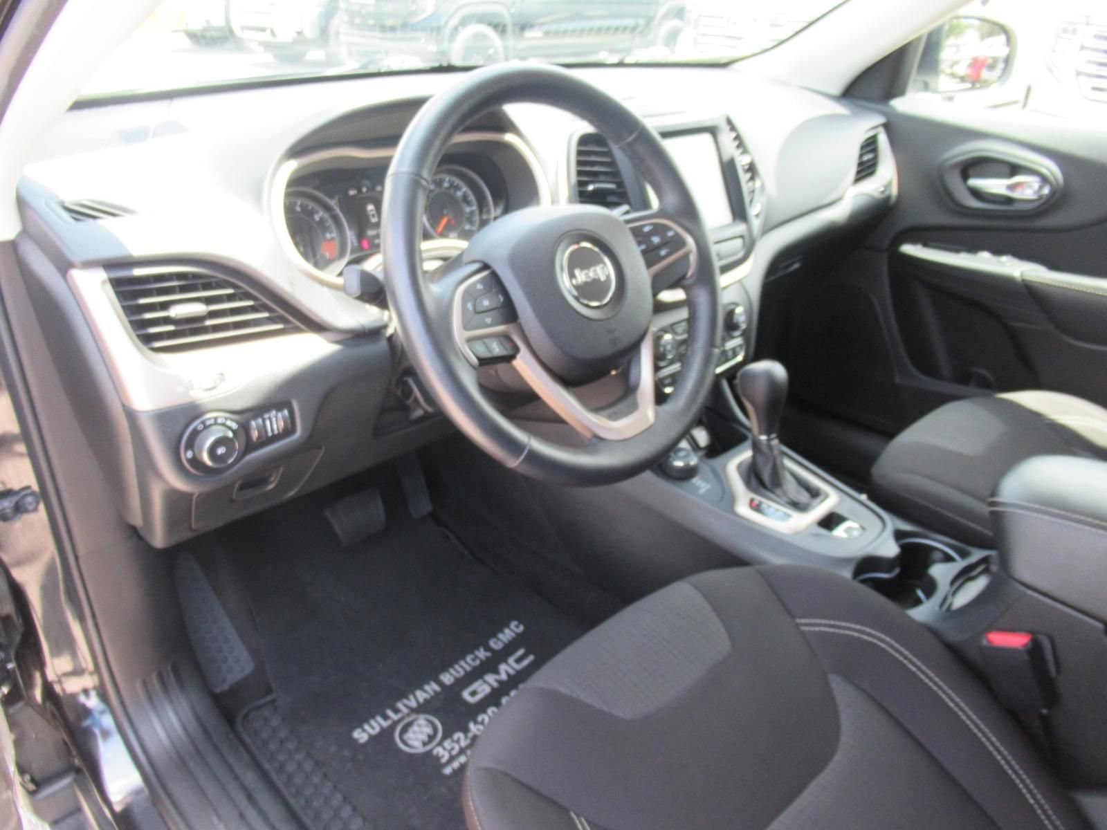 Used 2015 Jeep Cherokee Latitude w/ Cold Weather Group AWD/4WD image 17