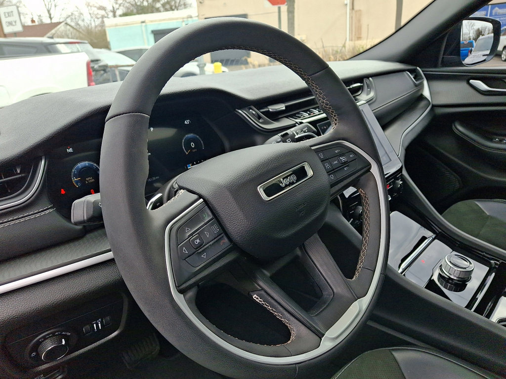 Used 2023 Jeep Grand Cherokee Altitude image 25