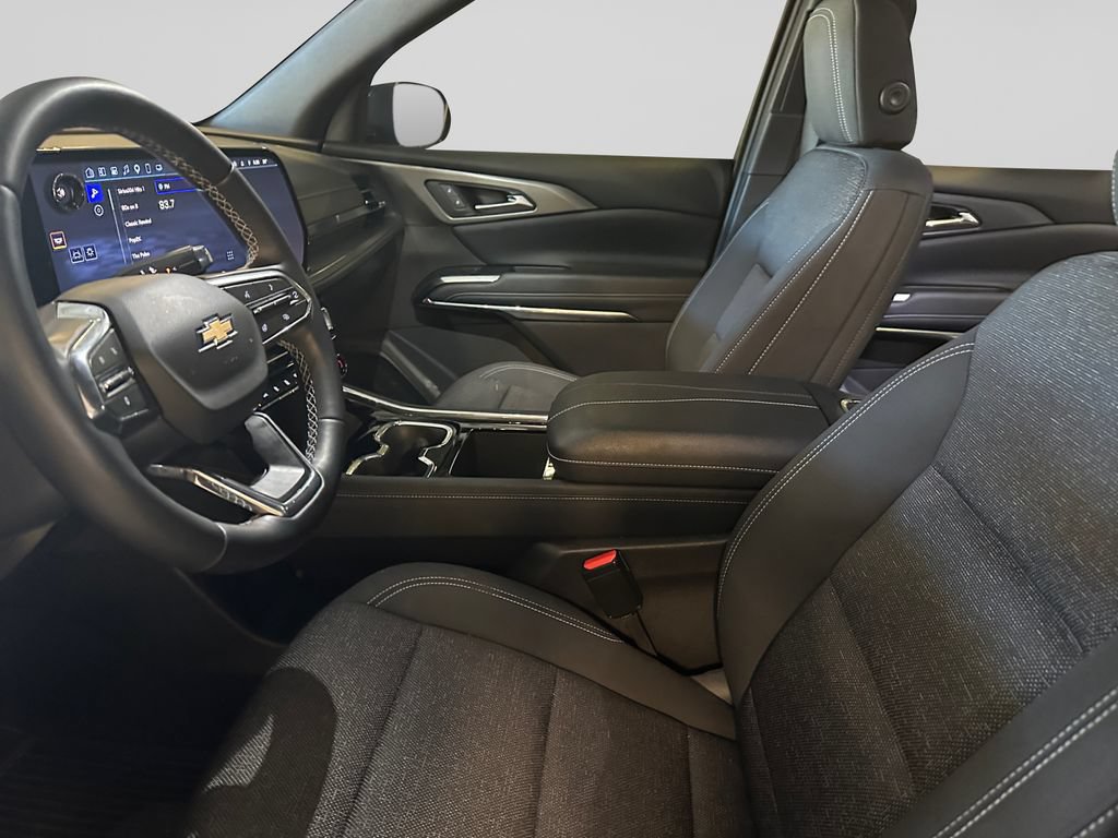 Used 2025 Chevrolet Traverse LT AWD/4WD image 9