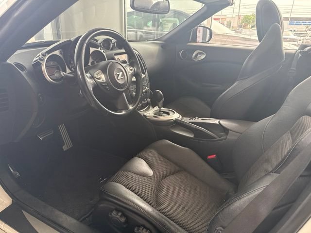 Used 2016 Nissan 370Z Touring RWD image 5