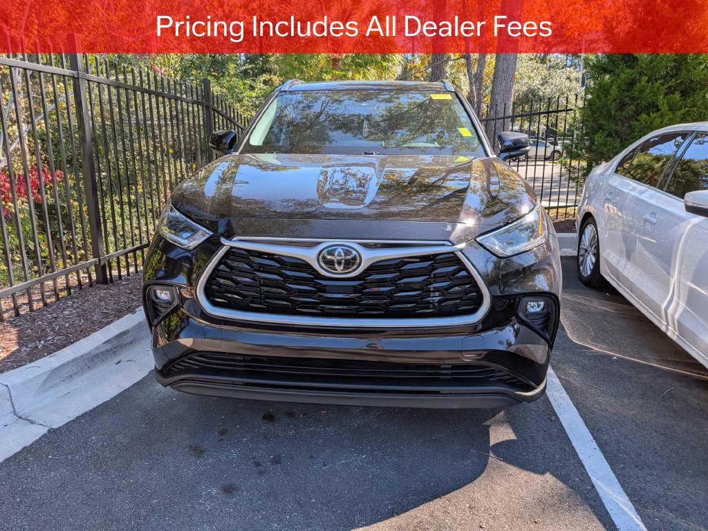 Used 2021 Toyota Highlander XLE FWD image 2