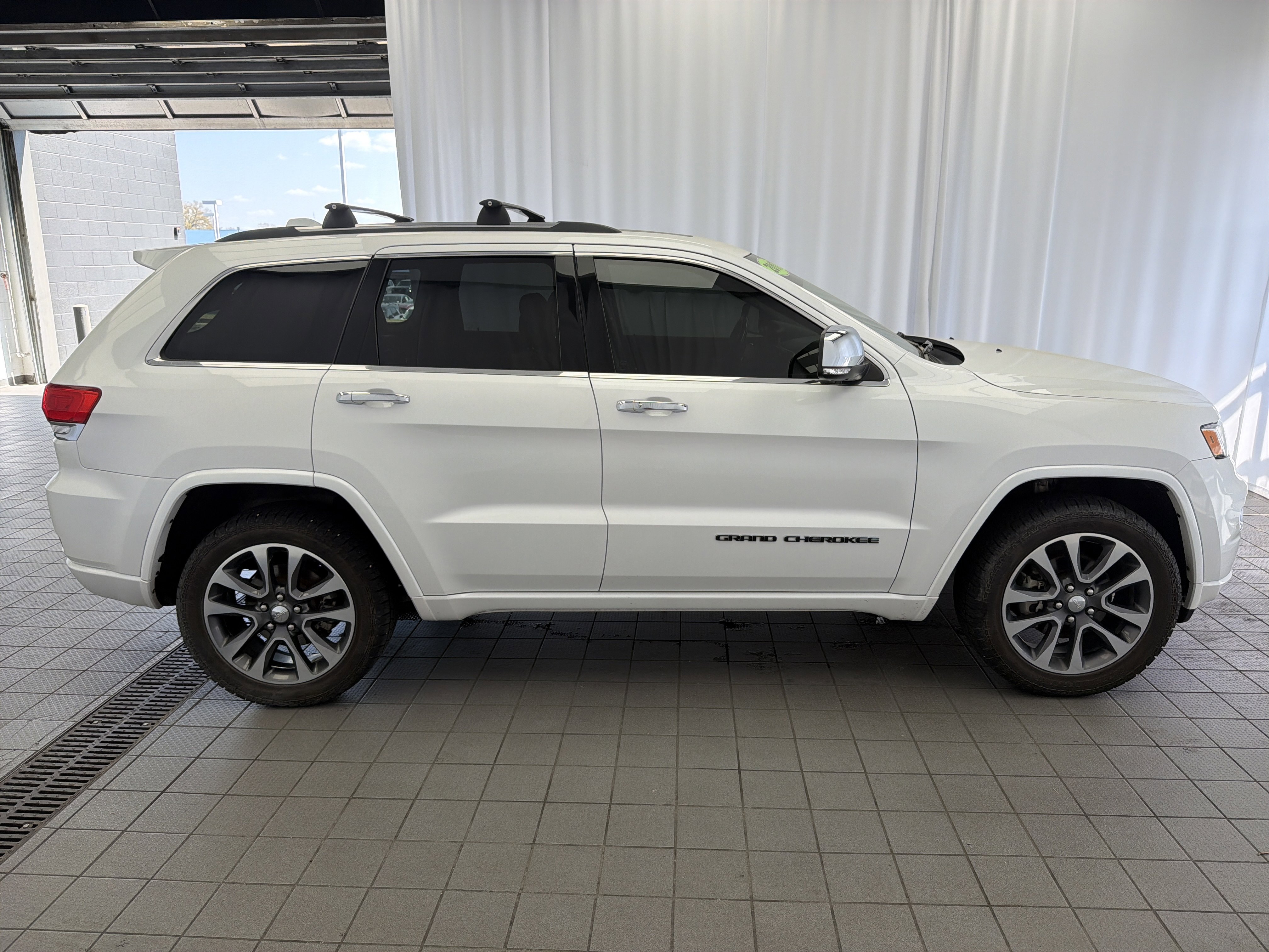 Used 2017 Jeep Grand Cherokee Overland image 4