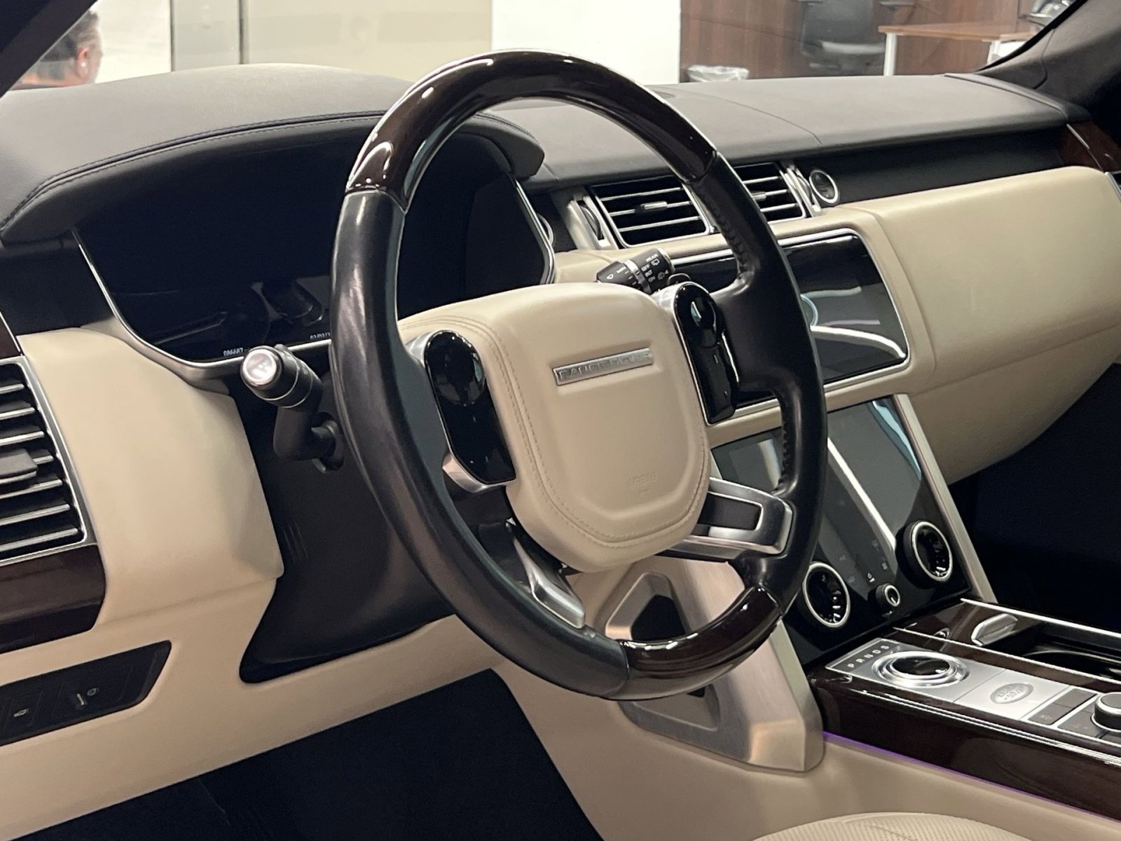 Used 2019 Land Rover Range Rover HSE image 14