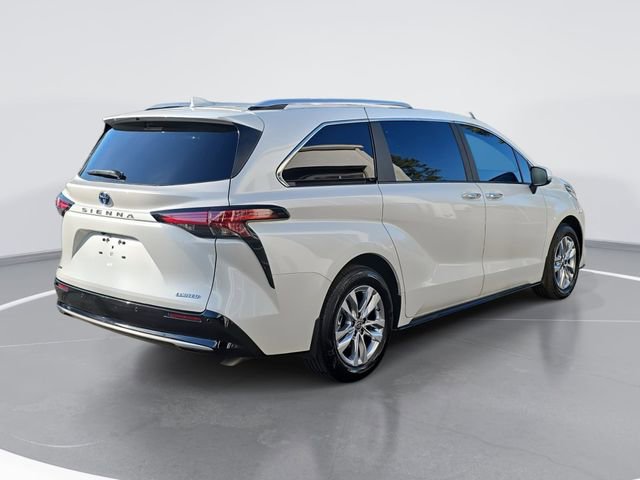 Used 2025 Toyota Sienna Limited image 3