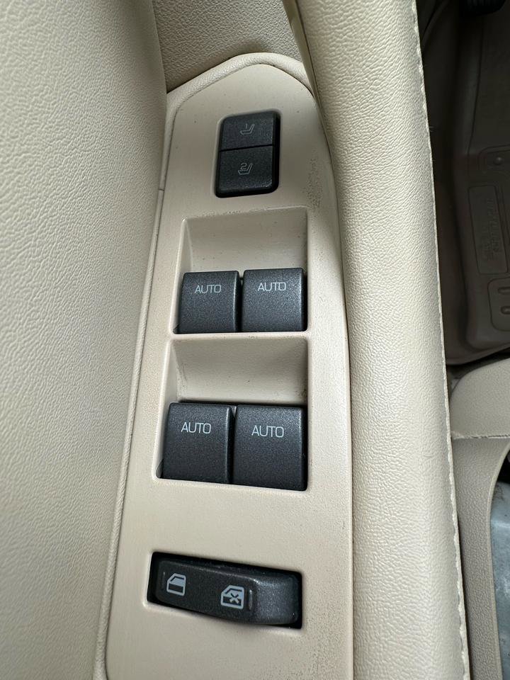 Used 2010 Lincoln MKS FWD image 13