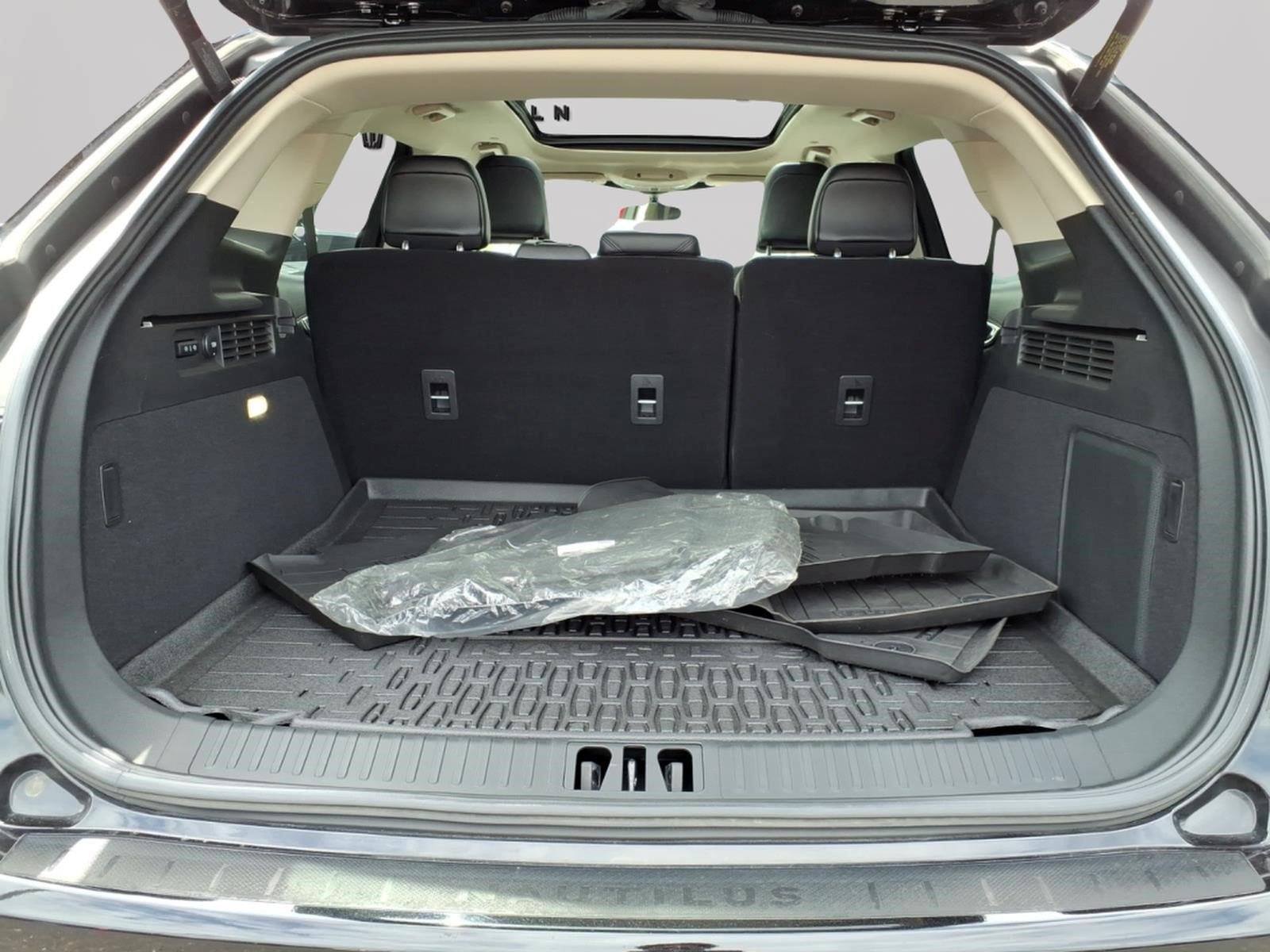 Used 2023 Lincoln Nautilus Reserve AWD/4WD image 8