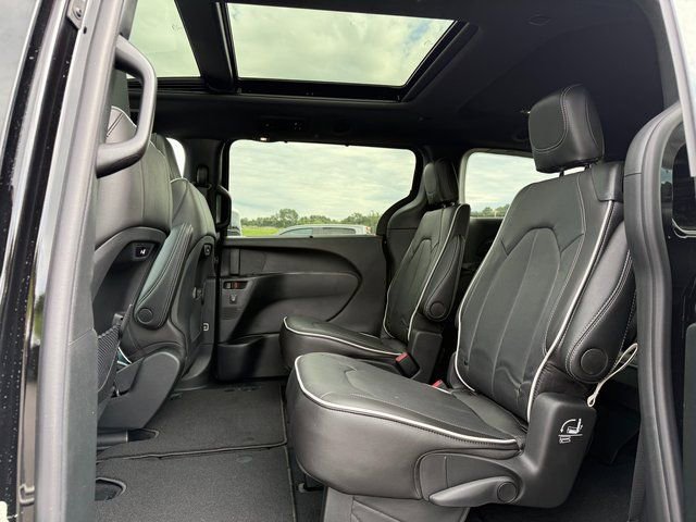 New 2026 Chrysler Pacifica Limited w/ S Appearance Package image 5