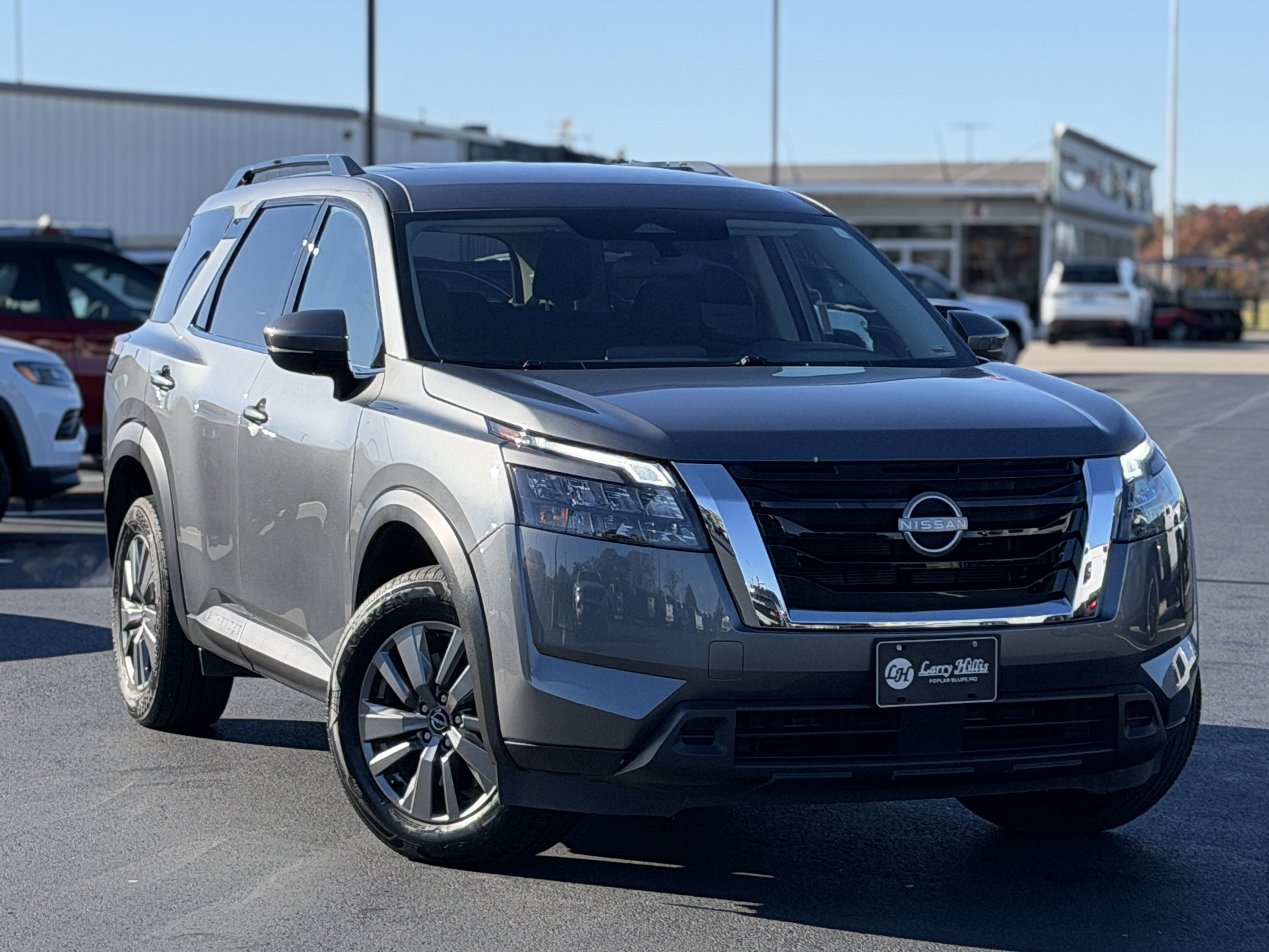 Used 2025 Nissan Pathfinder SV image 3