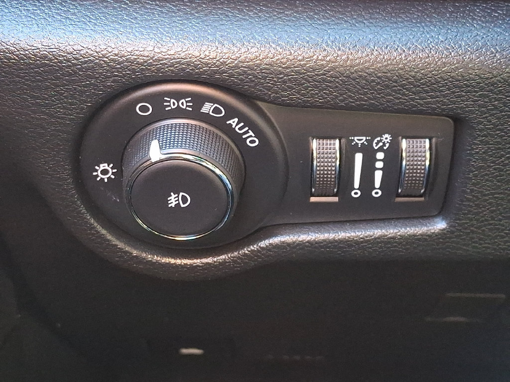Certified 2026 Chrysler Pacifica Select FWD image 28