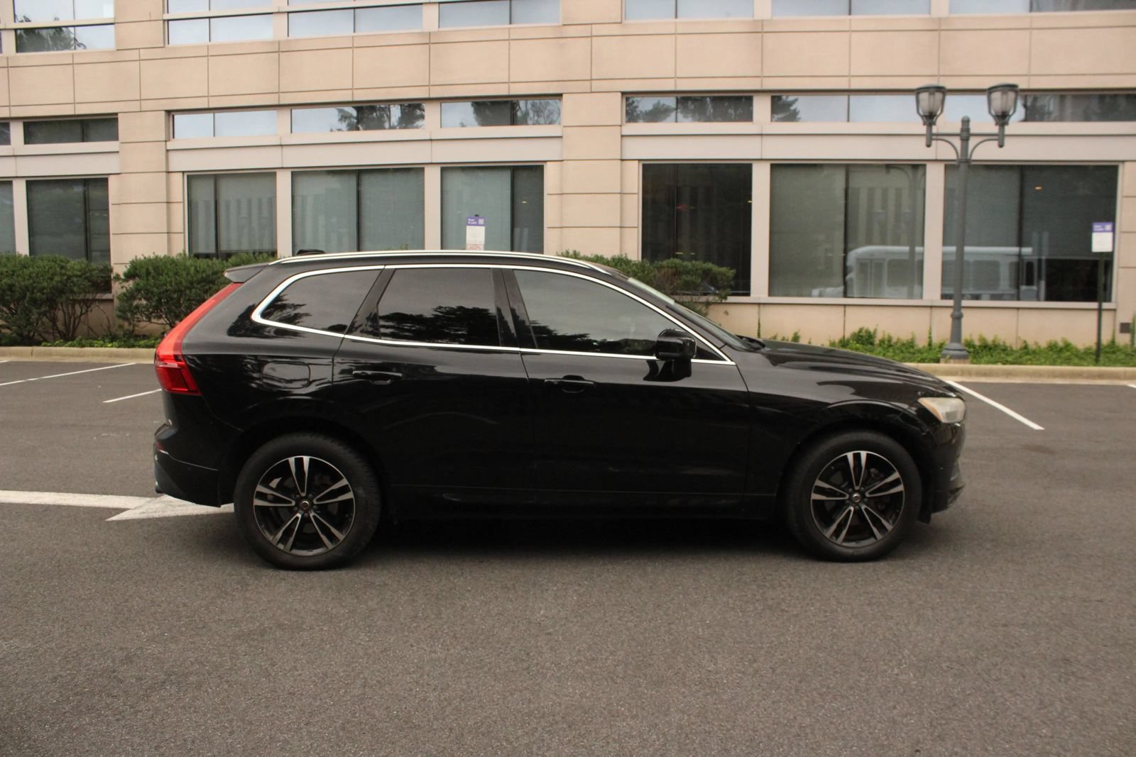 Used 2018 Volvo XC60 T6 Momentum w/ Convenience Package AWD/4WD image 6
