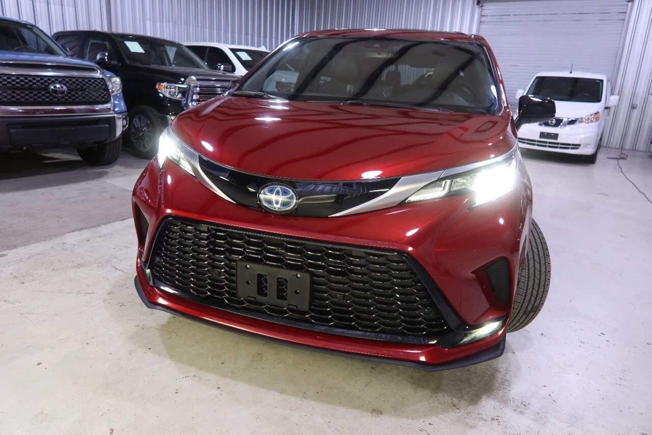 Used 2024 Toyota Sienna XSE image 43
