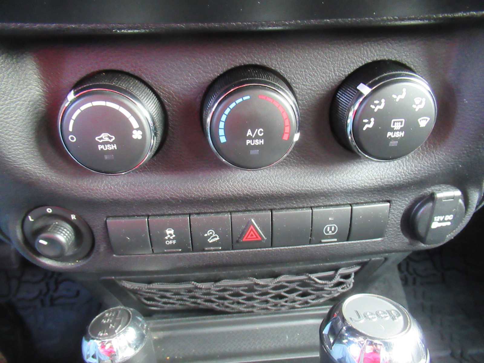 Used 2018 Jeep Wrangler Unlimited Sahara w/ Connectivity Group image 32