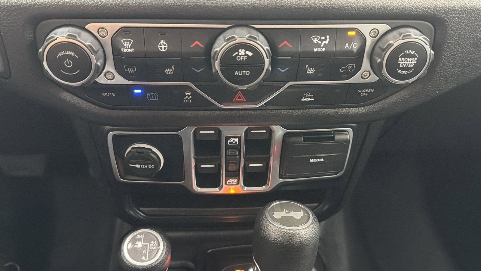 Used 2024 Jeep Wrangler Unlimited w/ Dual Top Group AWD/4WD image 23