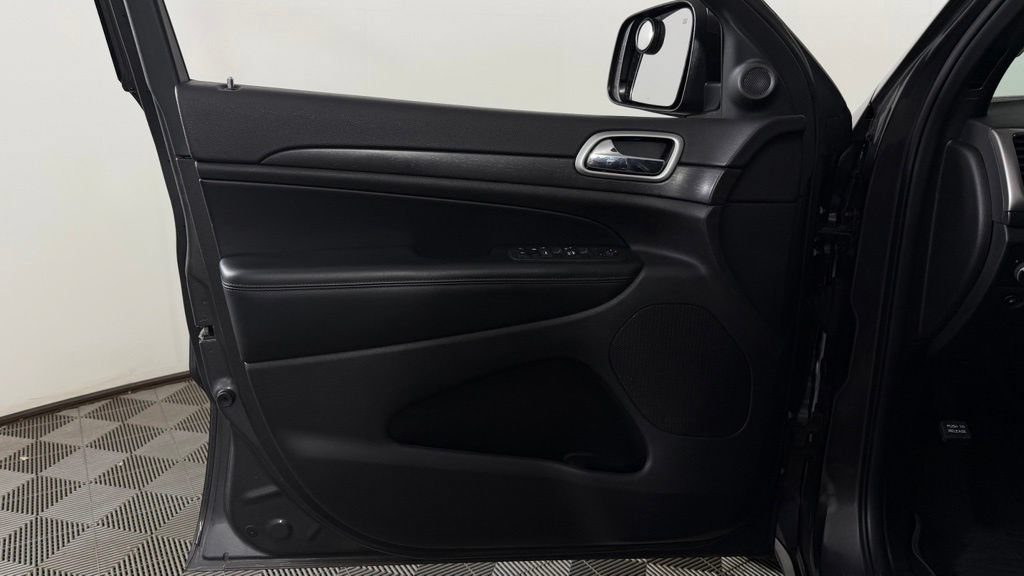Used 2018 Jeep Grand Cherokee Altitude AWD/4WD image 14