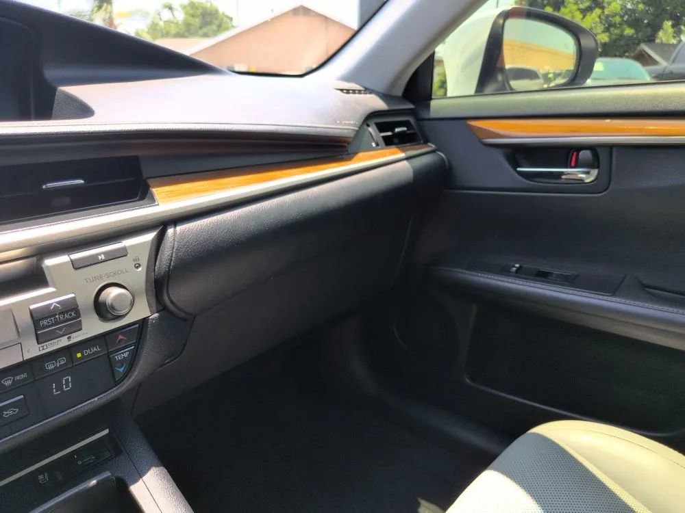 Used 2015 Lexus ES 300h image 37