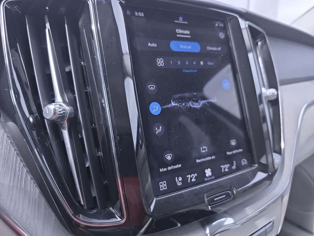 Used 2023 Volvo XC60 B5 Plus image 23