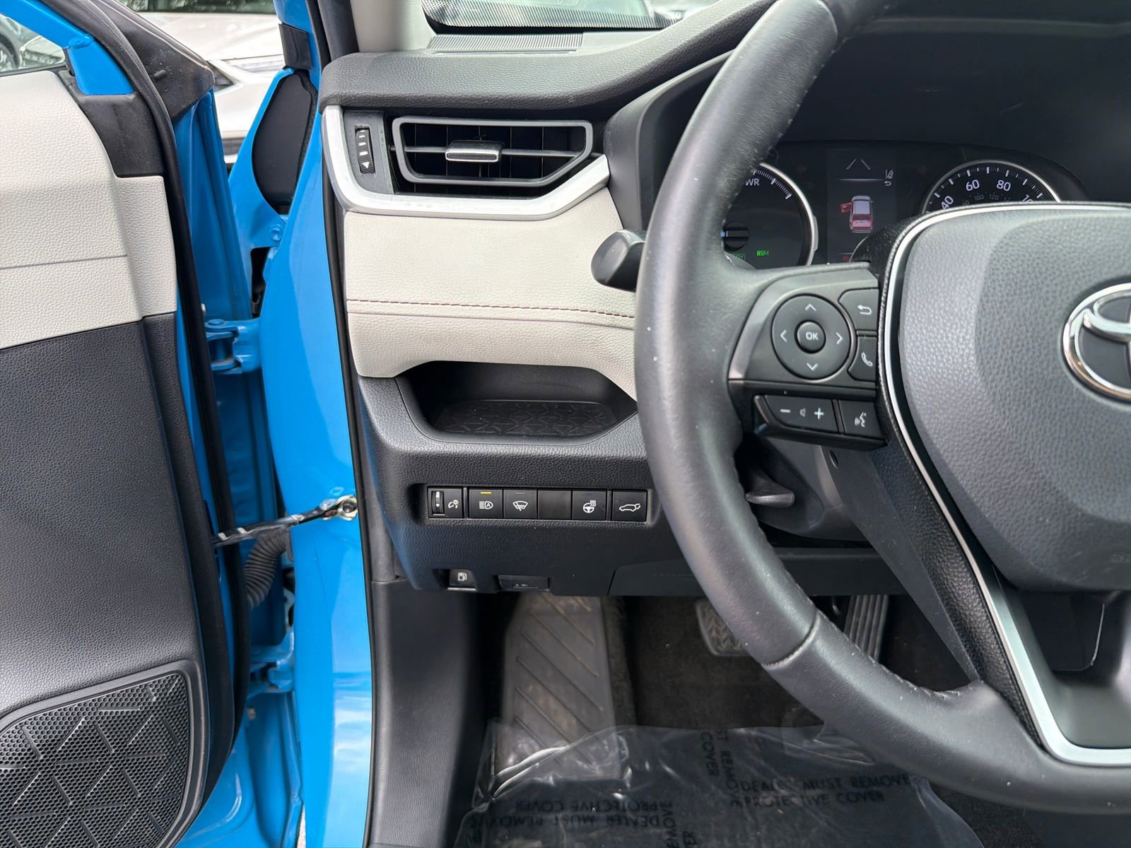 Used 2021 Toyota RAV4 XLE Premium AWD/4WD image 17