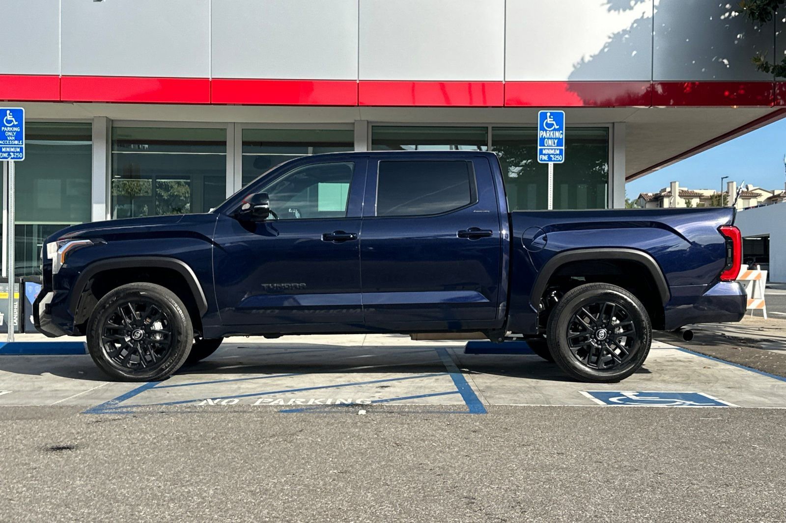 Used 2025 Toyota Tundra Limited AWD/4WD image 7