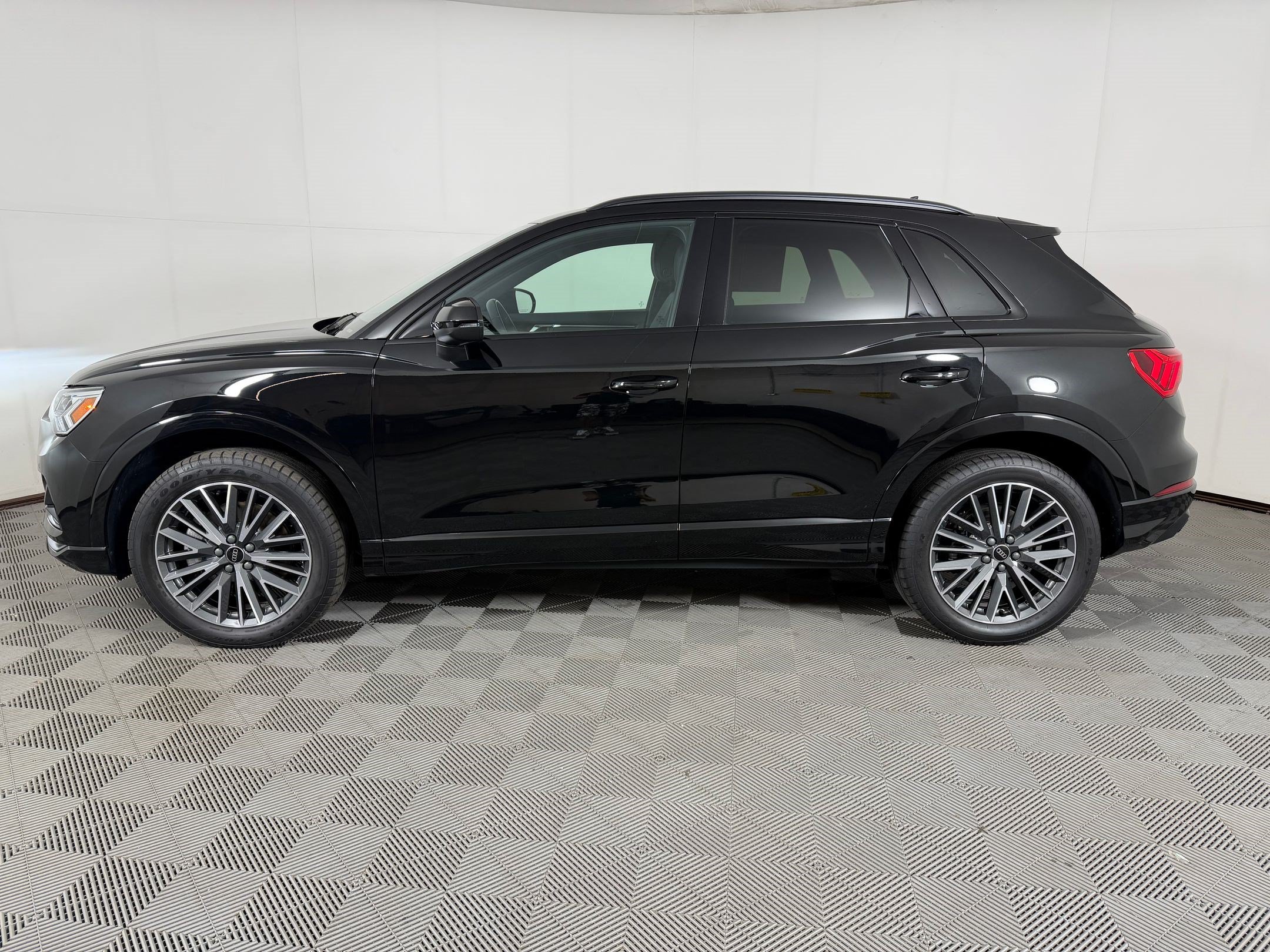 Used 2024 Audi Q3 2.0T Premium w/ Convenience Package AWD/4WD image 2