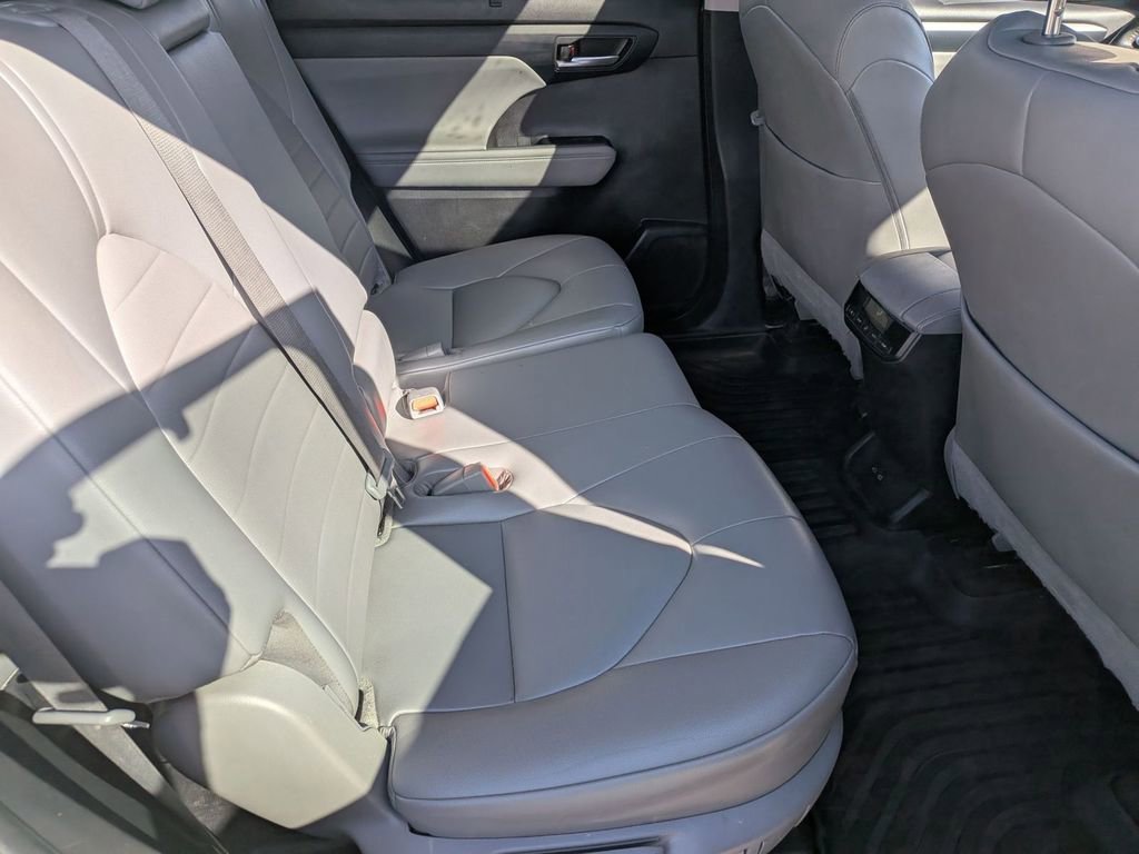 Used 2022 Toyota Highlander XLE AWD/4WD image 34