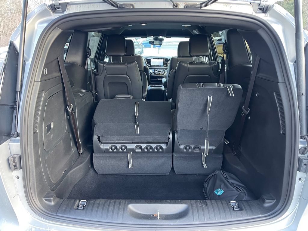 New 2023 Chrysler Pacifica Touring-L w/ S Appearance Package FWD image 13
