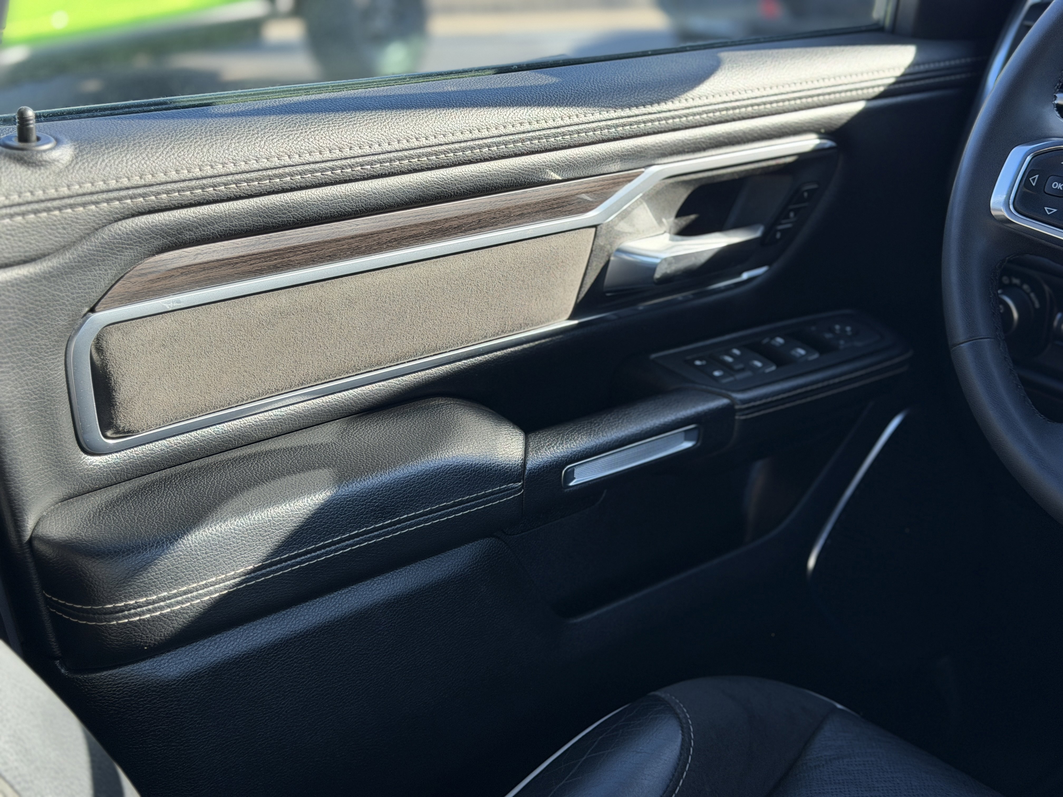 Used 2025 RAM 1500 Laramie AWD/4WD image 15