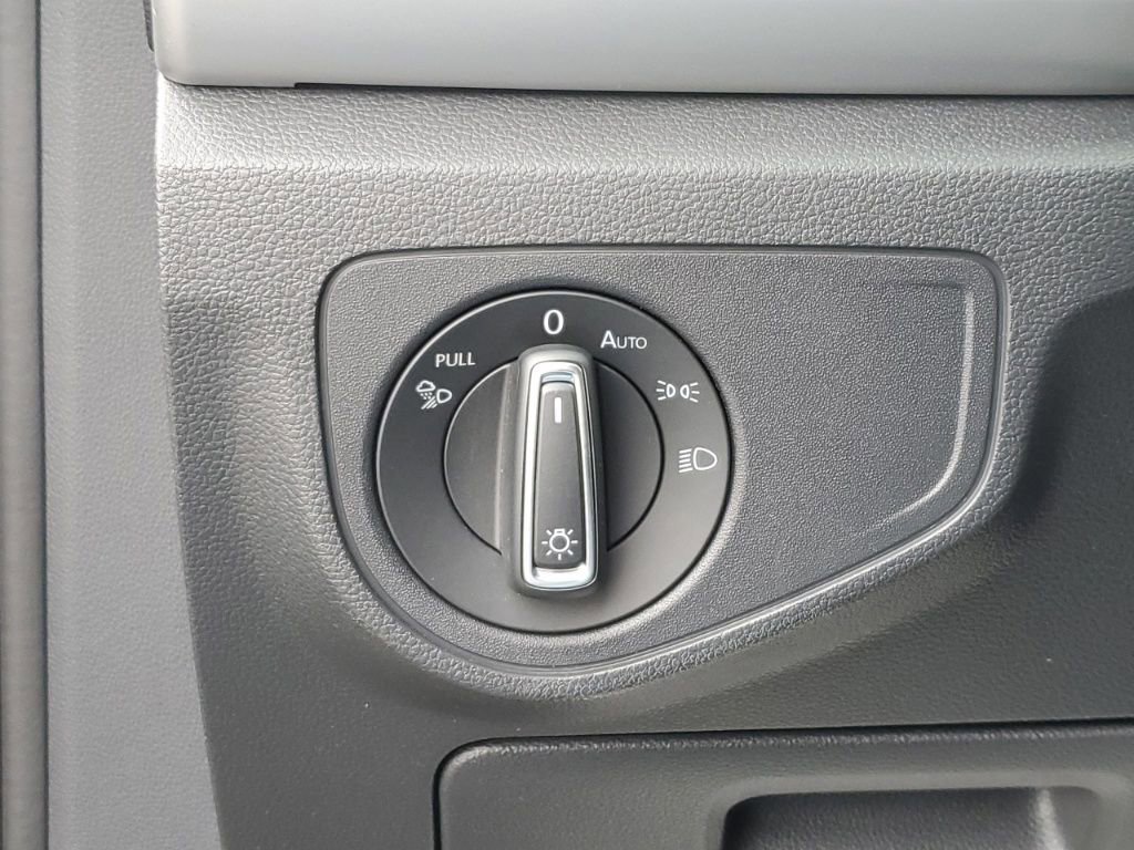 Used 2021 Volkswagen Atlas Cross Sport SE image 19