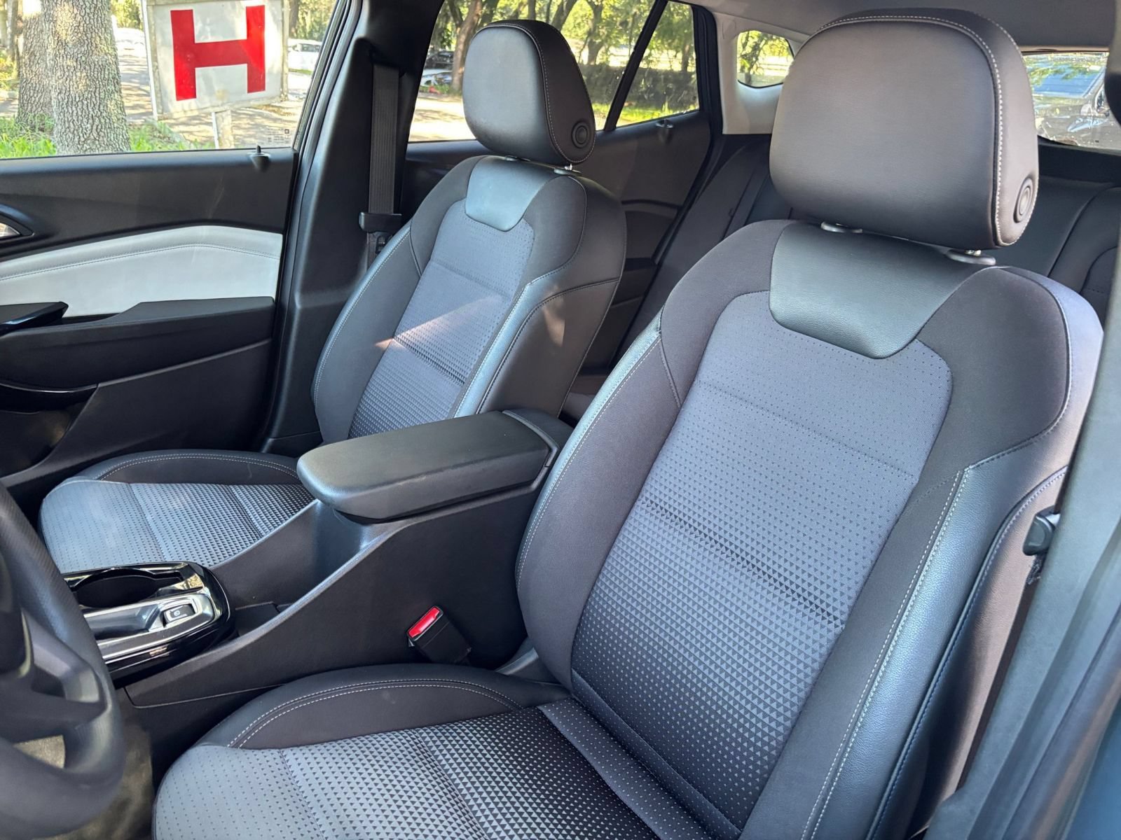 Used 2025 Chevrolet Trax LT FWD image 34