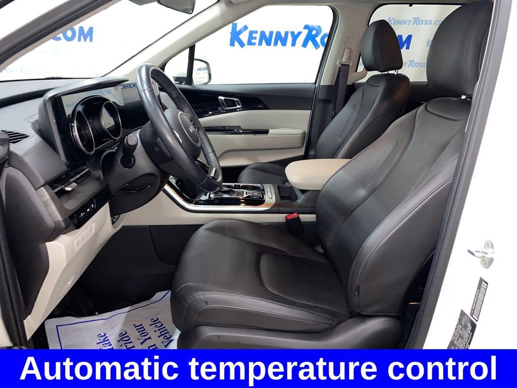 Used 2023 Kia Carnival EX FWD image 8