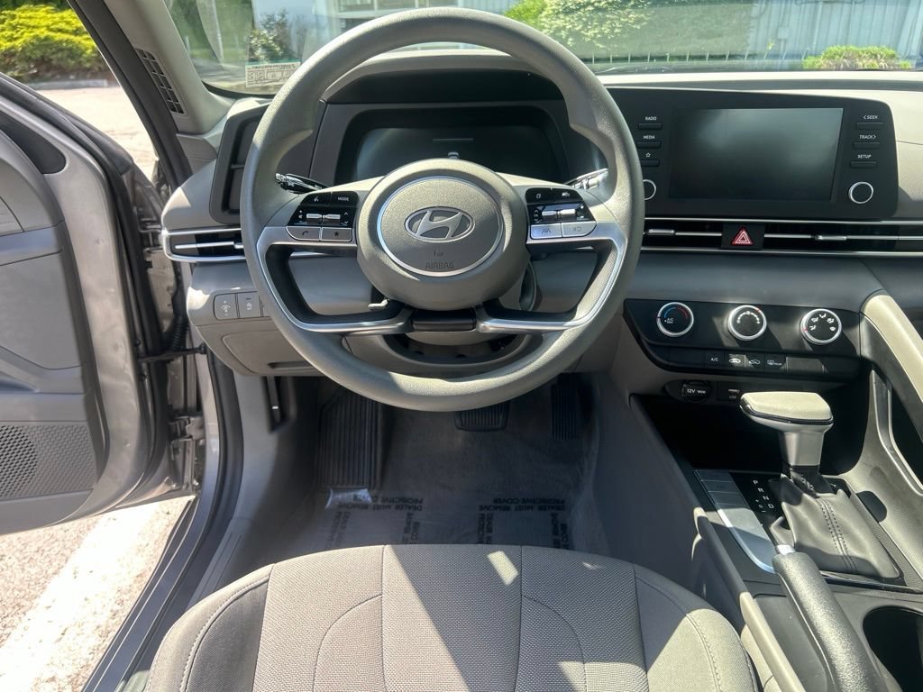 Used 2024 Hyundai Elantra SE FWD image 14