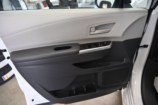 Used 2023 Toyota Sienna LE AWD/4WD image 29