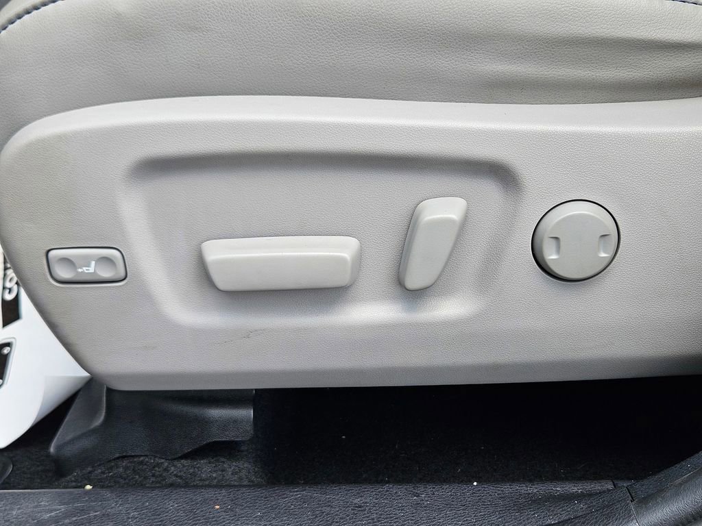Used 2019 Toyota Highlander XLE FWD image 18