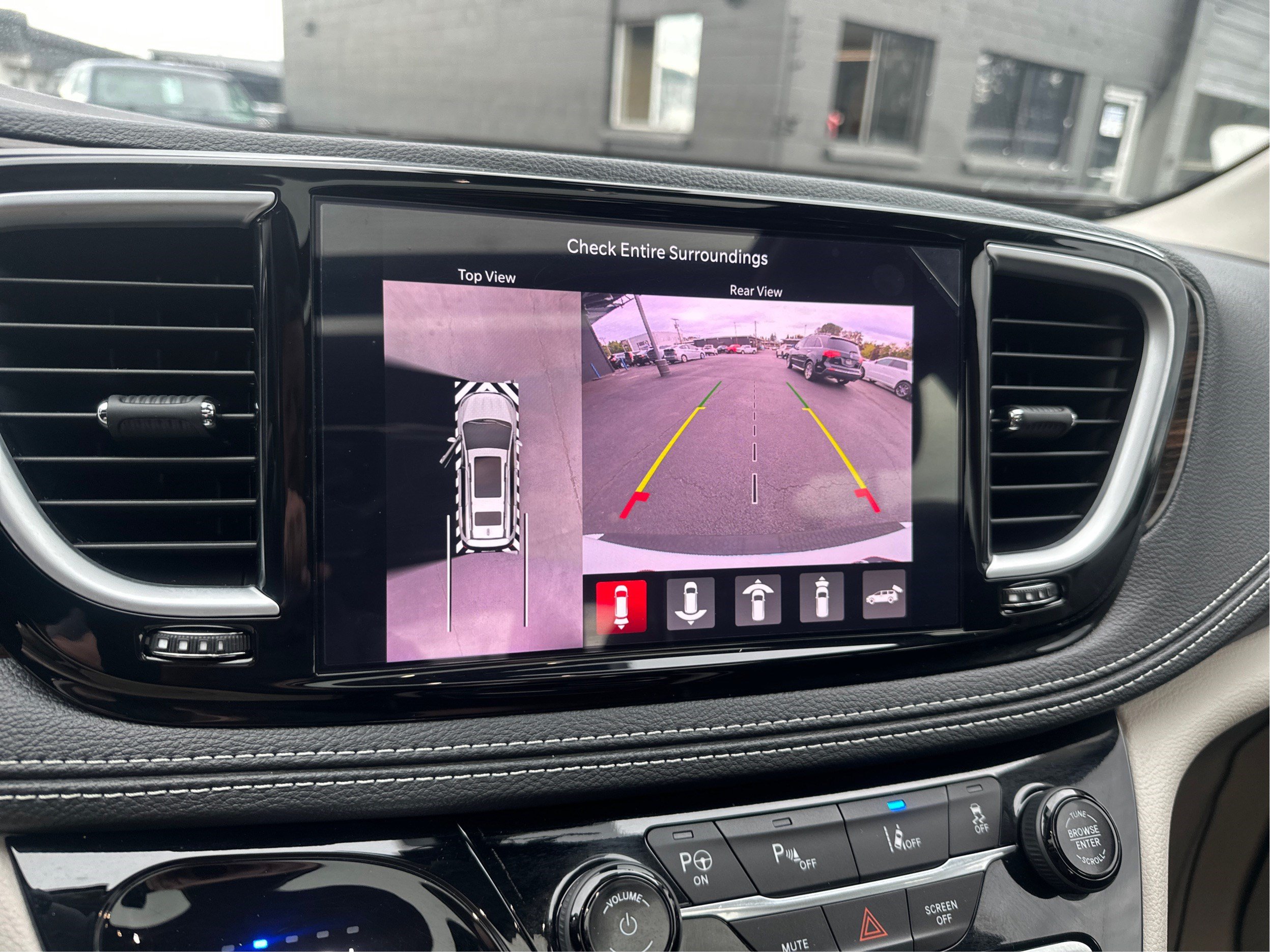 Used 2023 Chrysler Pacifica Limited w/ Uconnect Theater Family Group FWD image 33