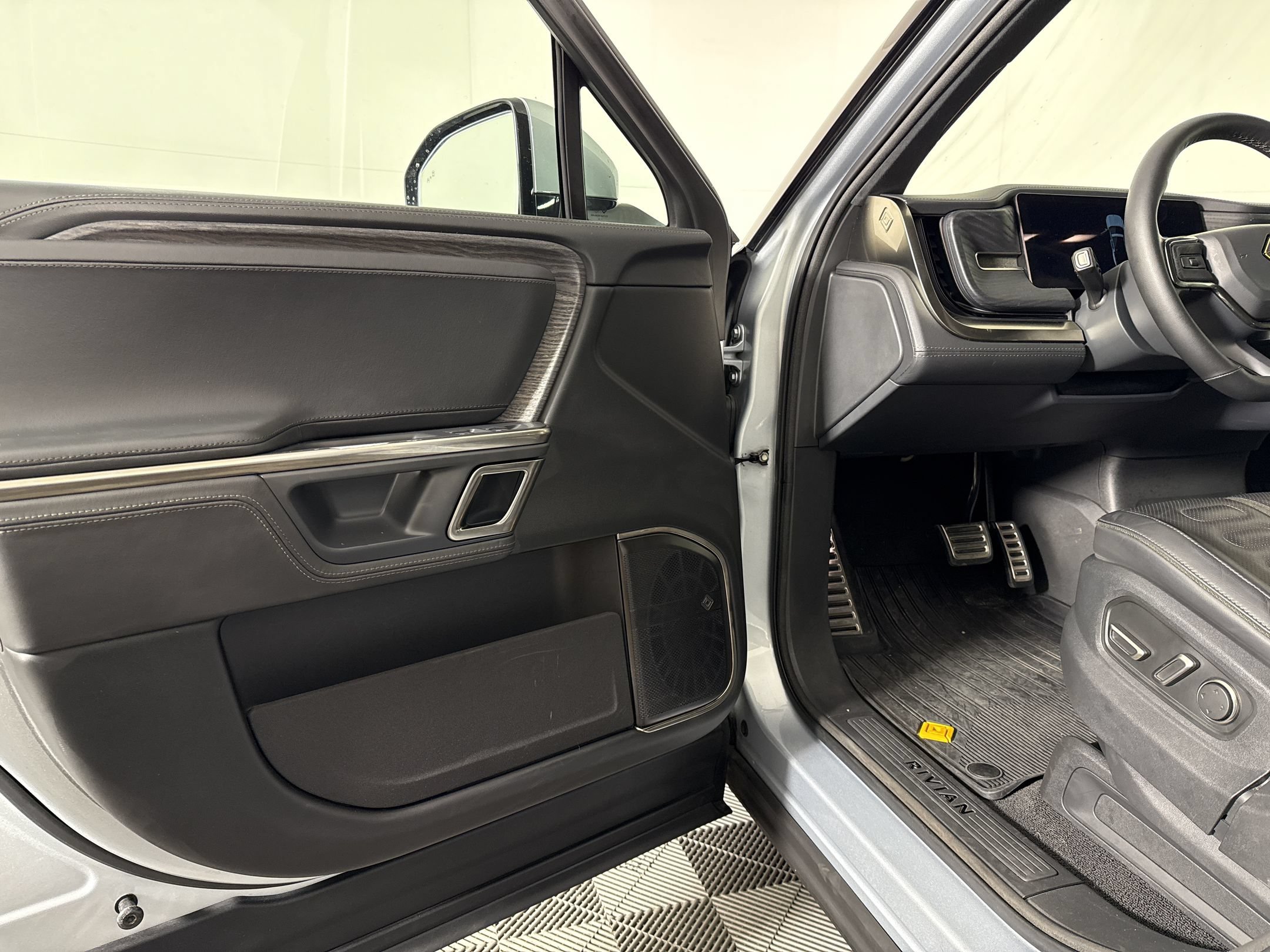 Used 2023 Rivian R1T Adventure AWD/4WD image 5