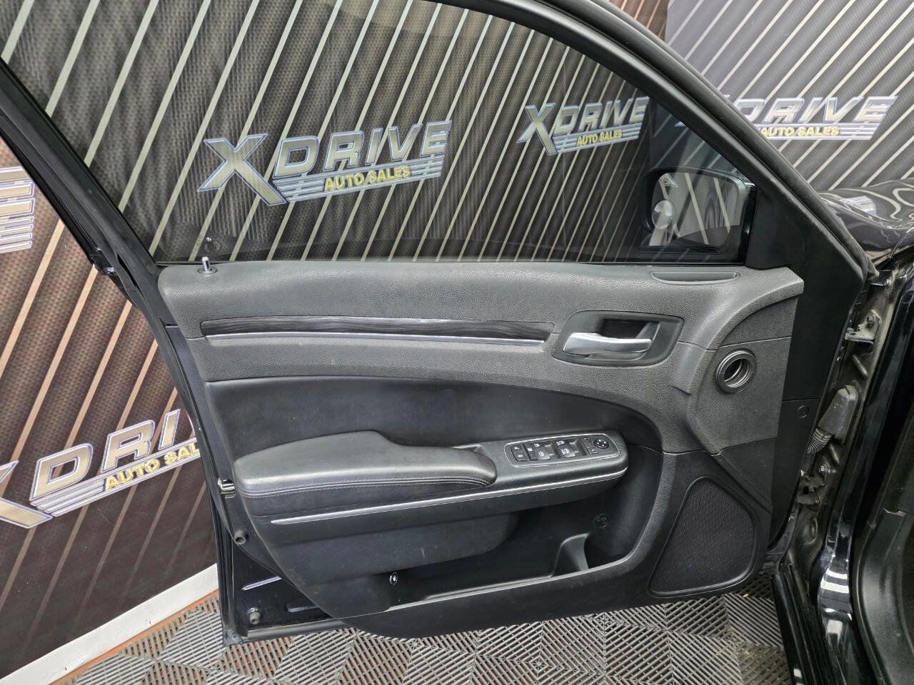 Used 2018 Chrysler 300 Touring L AWD/4WD image 18