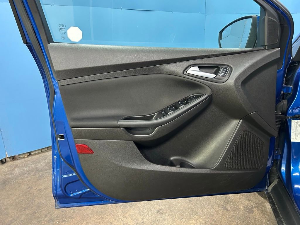 Used 2018 Ford Focus SE w/ SE Appearance Package image 28