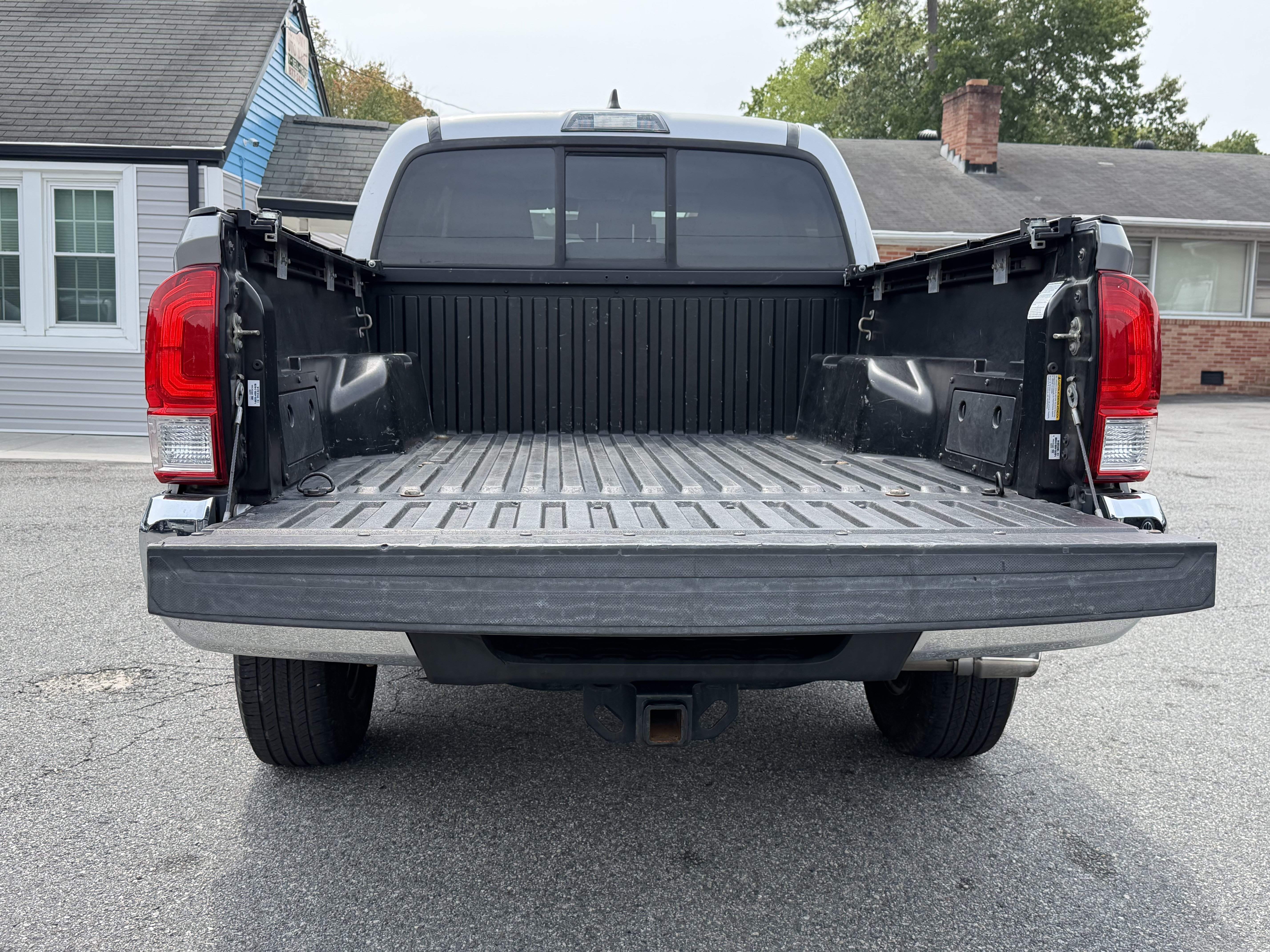 Used 2016 Toyota Tacoma SR5 w/ Towing Package RWD image 8
