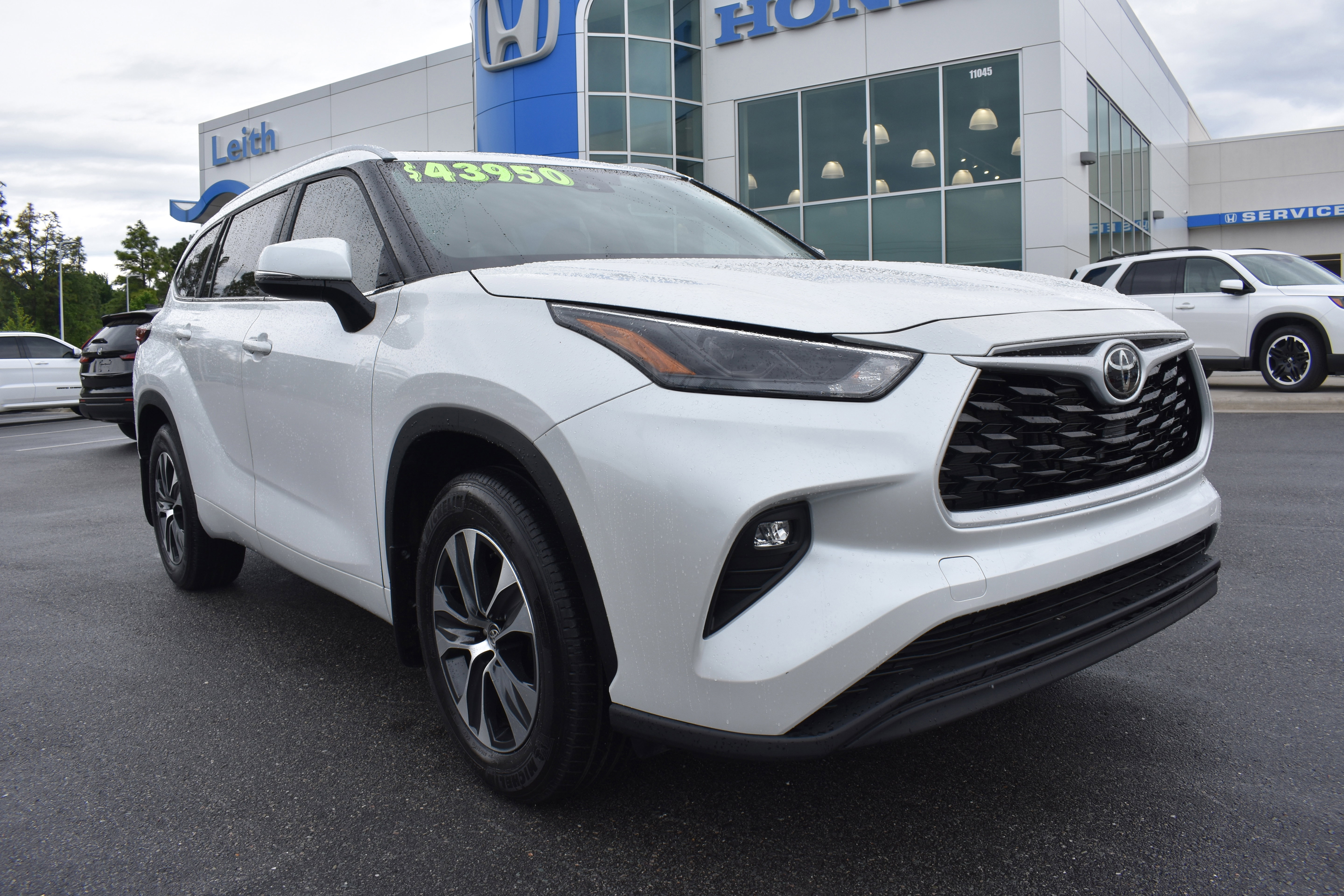 Used 2025 Toyota Highlander XLE FWD image 2