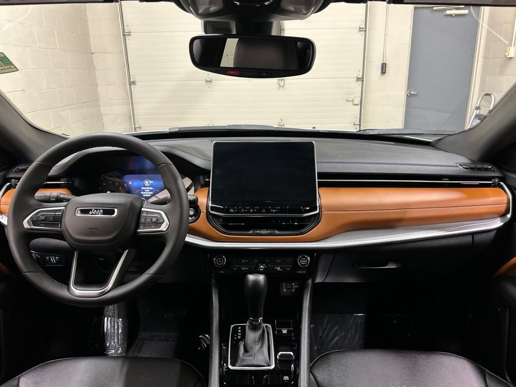 Used 2025 Jeep Compass Limited AWD/4WD image 18